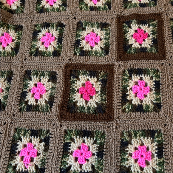 55”x40” Granny Square Afghan Throw Pink Camo Brown Ruffle Crochet Blanket - Picture 5 of 5